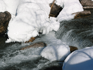 Prúdiaca rieka polozmrznutá
